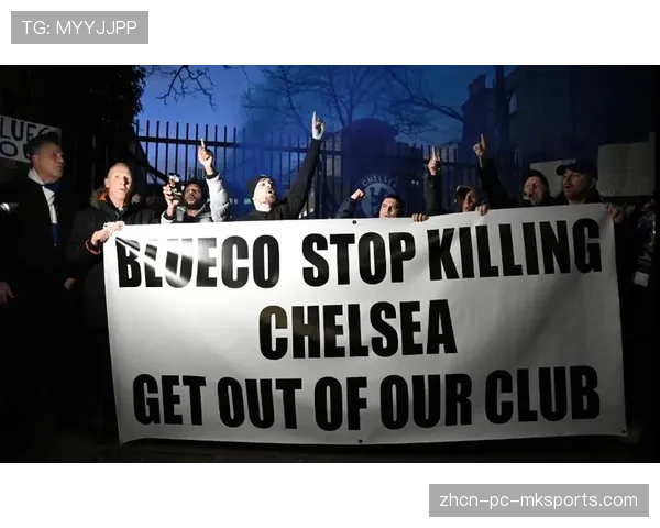 场边花絮：斯特拉斯堡小球迷闯入场地与球员击掌后被安全带离